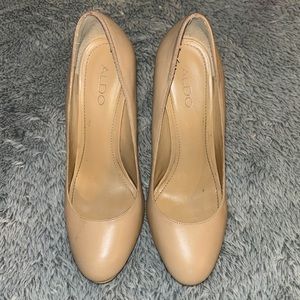 Women’s nude platform pump